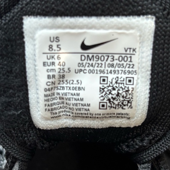 Nike Women’s AirMax Flyknit Racers size 8.5 EUC  black and white - Picture 6 of 6